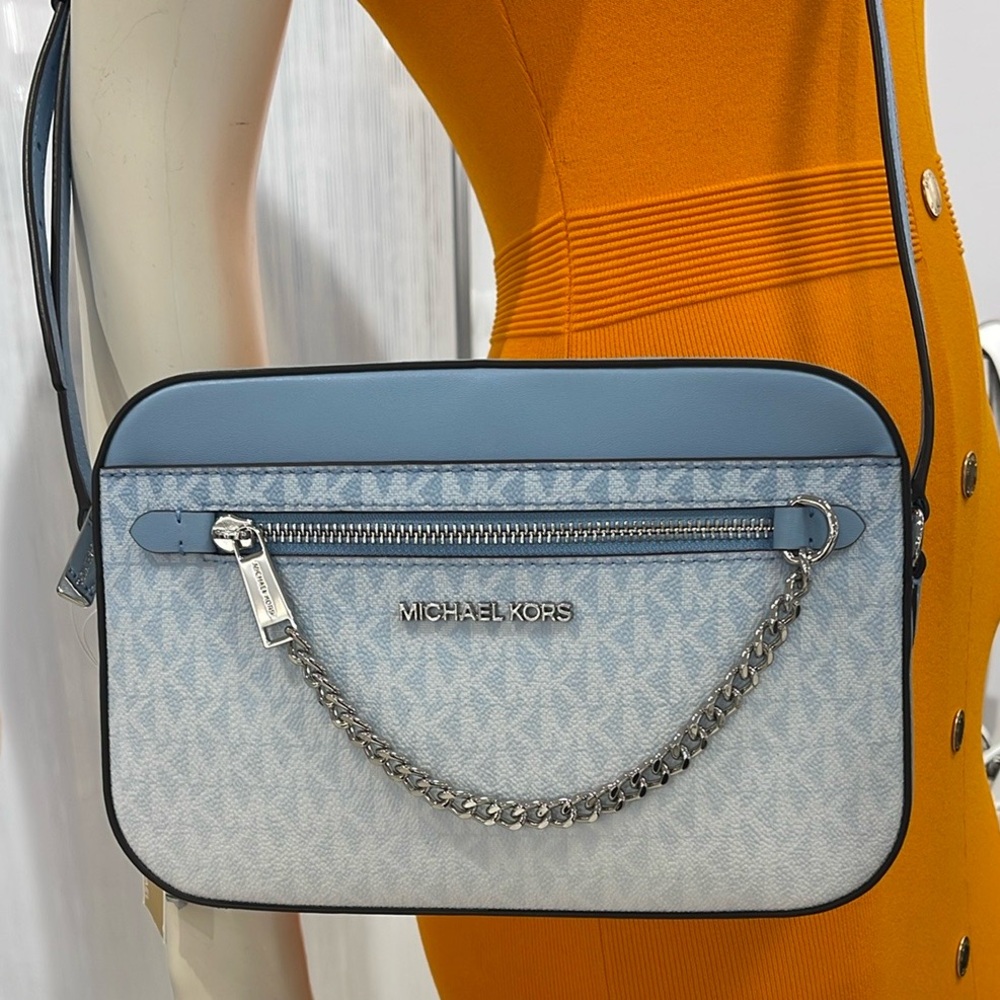 MICHAEL KORS Jet Set Large Ombré Signature Logo Crossbody Body
Light Sky
NWT
